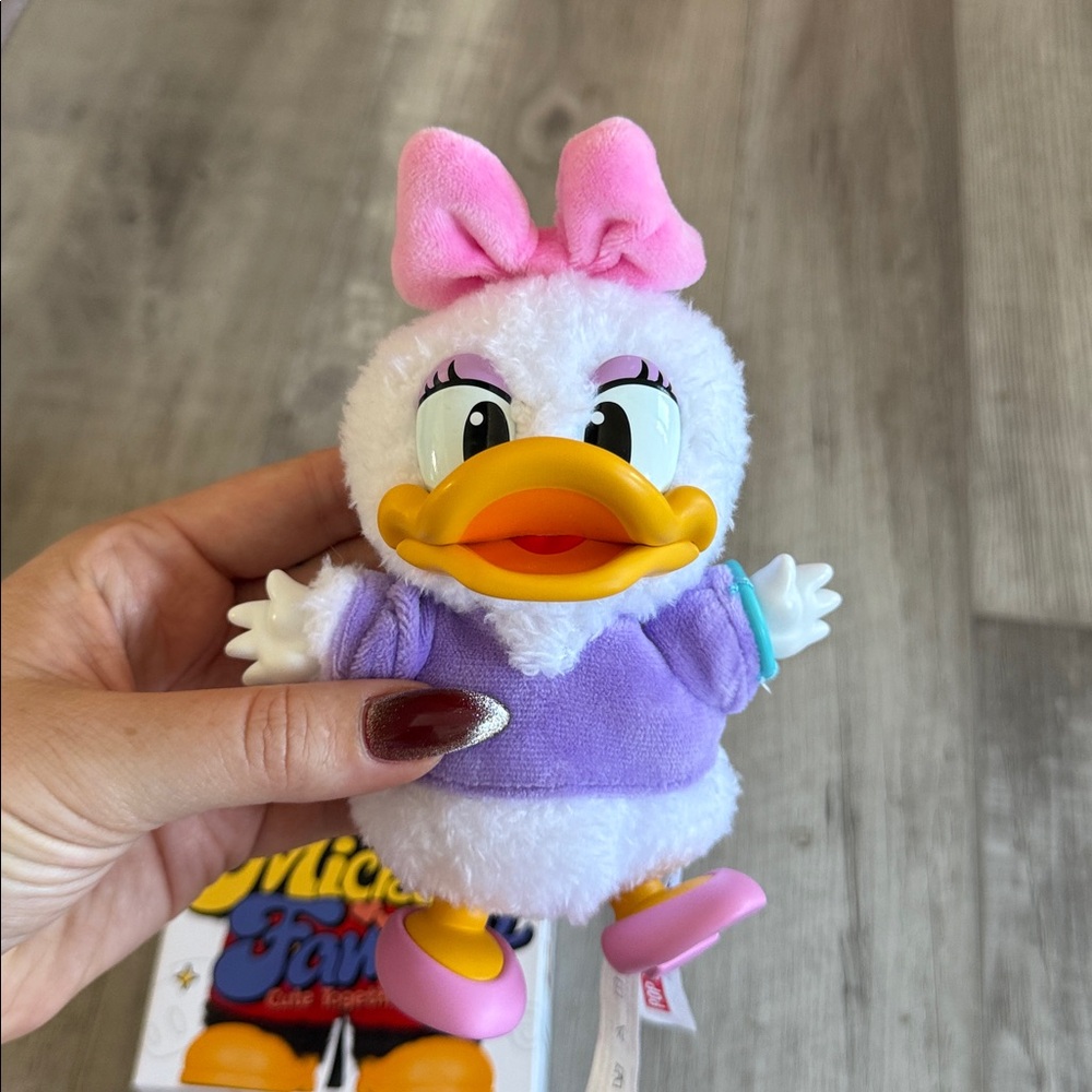 Popmart mickey family cute together daisy keychain - Picture 2 of 3